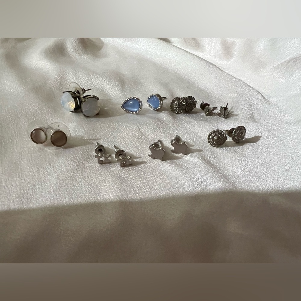 Earring lot.